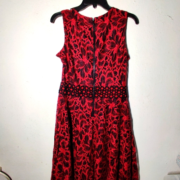 💃Taylor laced-floral red midi-dress 🌹 - Picture 4 of 7